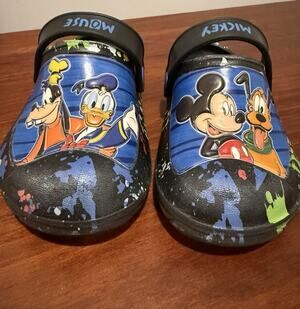 Disney Mickey Mouse Friends Clogs Toddler 7/8 Donald Goofy Pluto Paint Splatter